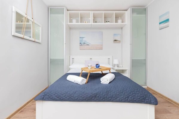 Iron/ironing board, WiFi, bed sheets