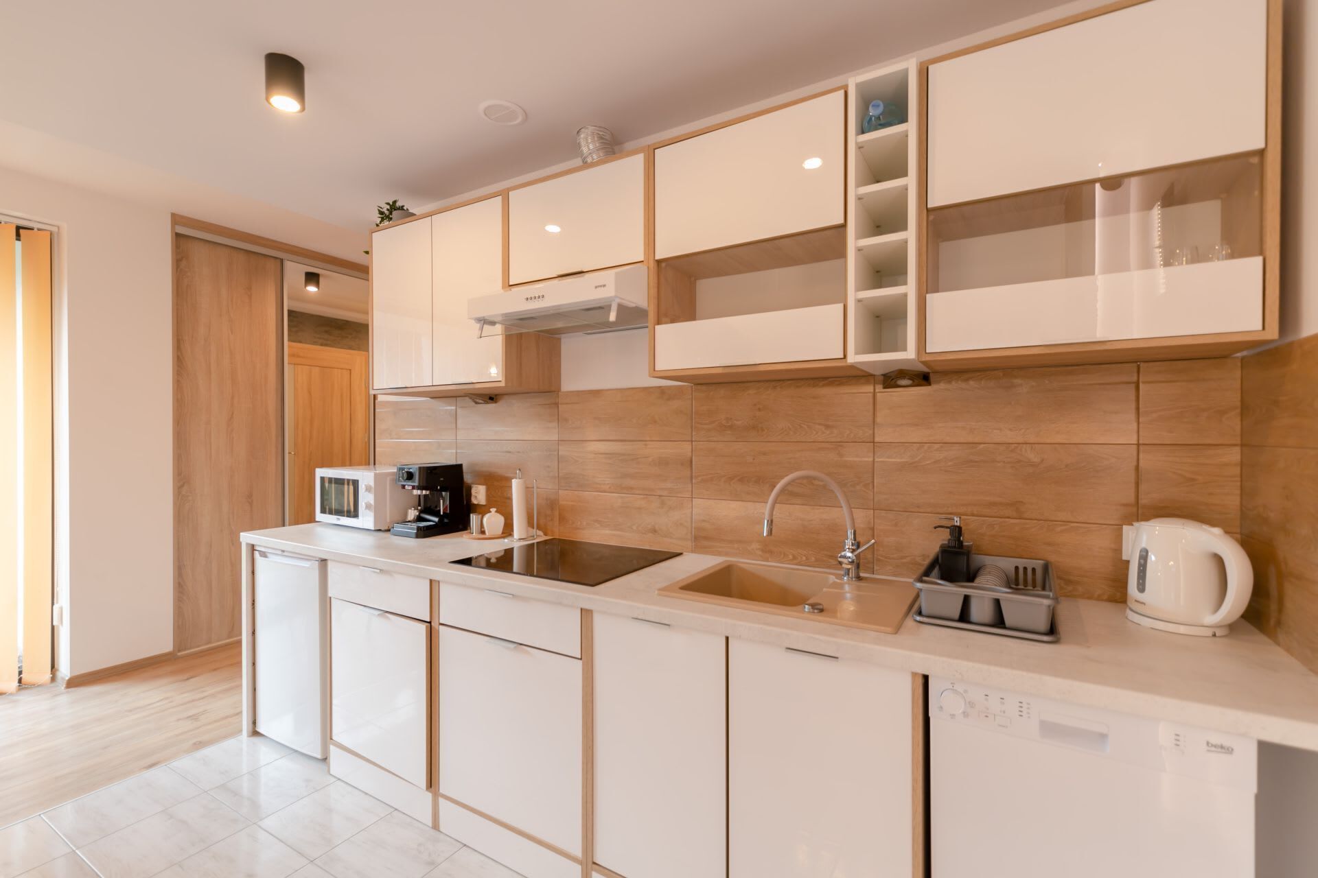 冷蔵庫、電子レンジ、オーブン、コンロ