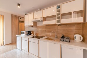 Frigorífico, microondas, horno y placa de cocina