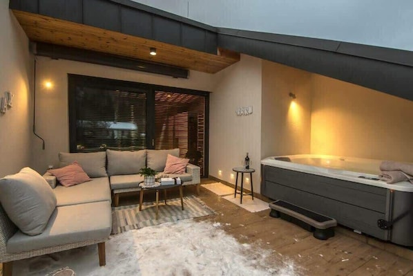 Indoor spa tub