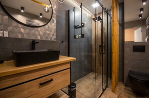 Douche, sèche-cheveux, serviettes fournies, savon