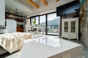 2 bedrooms, iron/ironing board, travel cot, WiFi