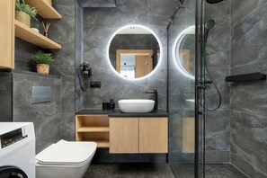 Dusche, Haartrockner, Handtücher, Shampoo