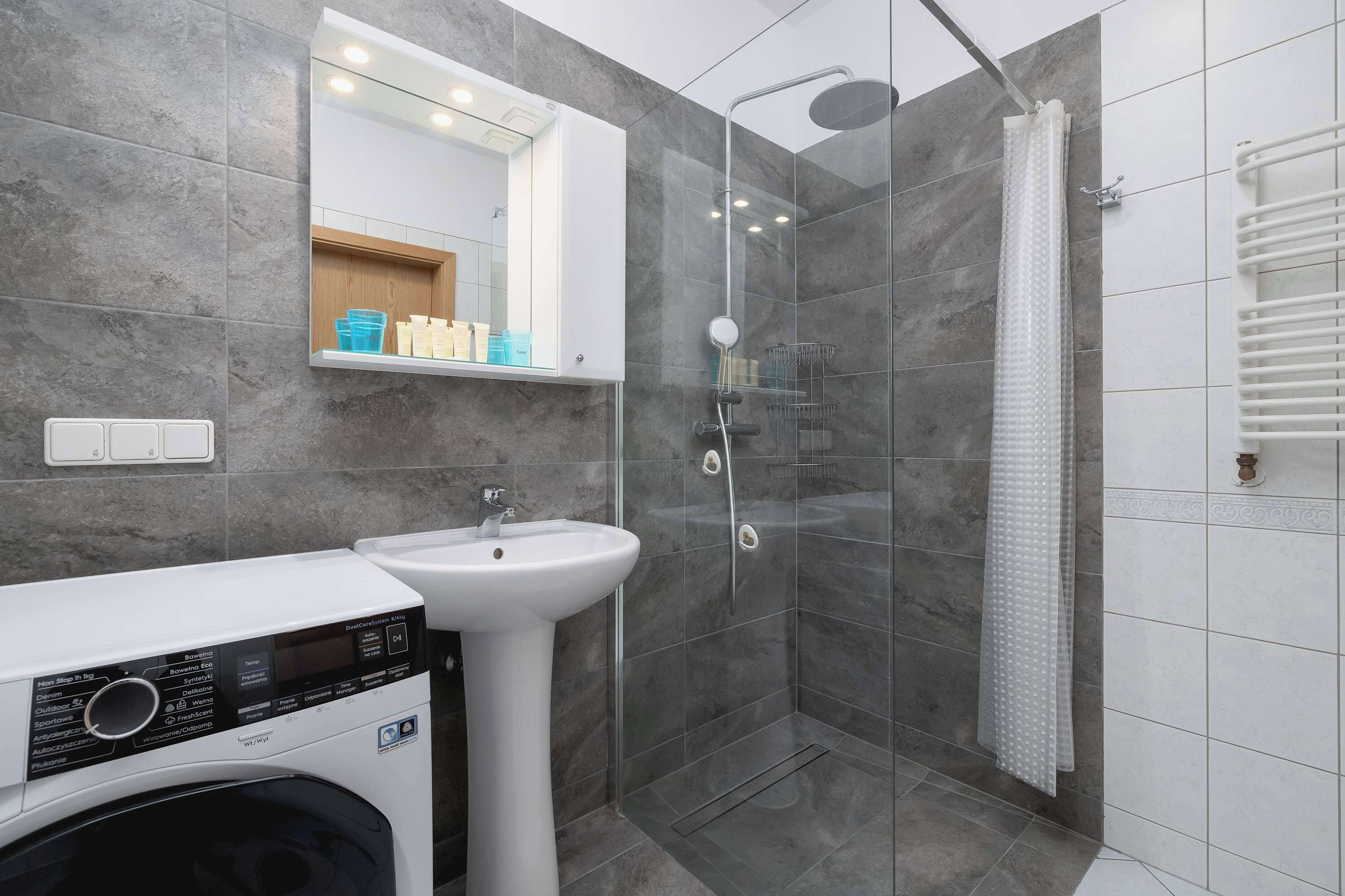 Shower, hair dryer, towels, shampoo