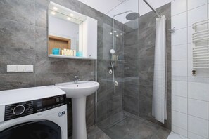 Shower, hair dryer, towels, shampoo