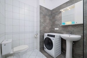 Douche, sèche-cheveux, serviettes fournies