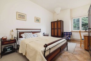 Desk, iron/ironing board, WiFi