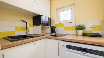 Refrigerador, microondas, parrilla de estufa y lavavajillas