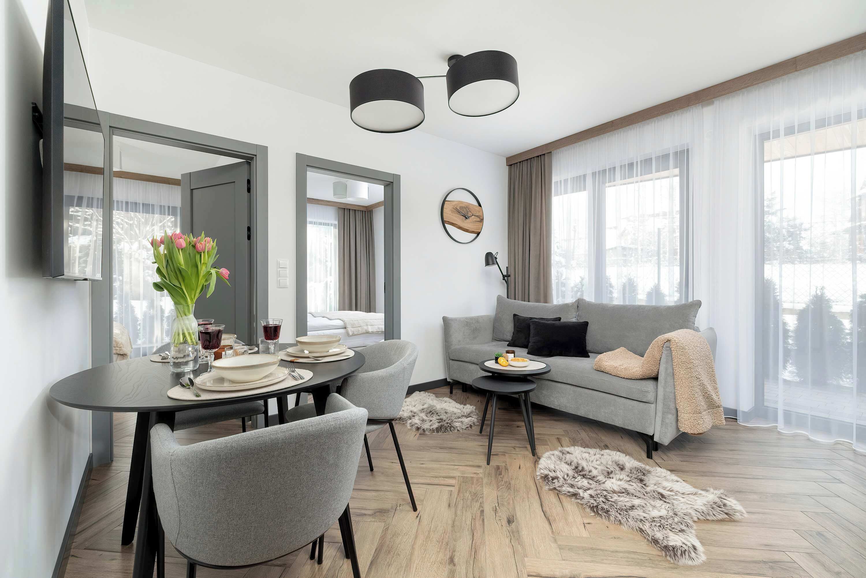 Una televisión, una oficina