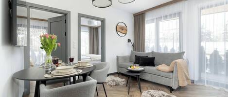 Una televisión, una oficina