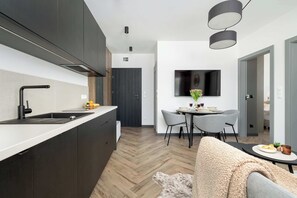 Fridge, microwave, stovetop, dishwasher