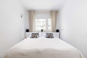 2 makuuhuonetta, työpöytä, silitysrauta/-lauta, vauvan matkasänky