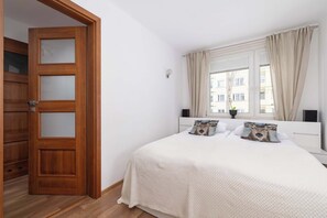 2 habitaciones, escritorio y tabla de planchar con plancha 