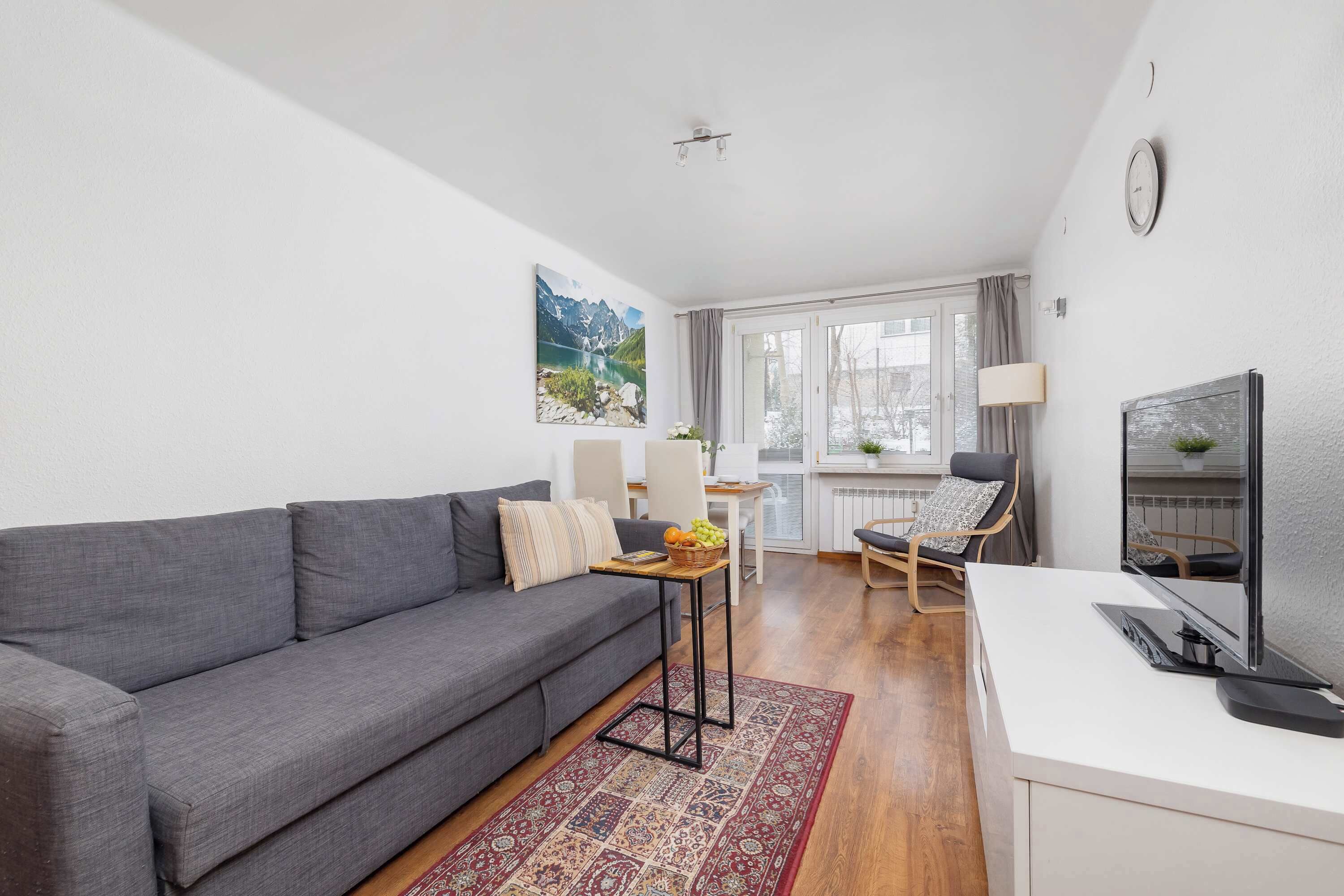 Una televisión, una oficina