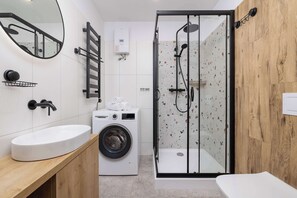 Shower, hair dryer, towels