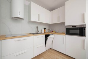 Fridge, microwave, stovetop, dishwasher