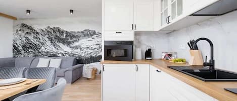 Kühlschrank, Mikrowelle, Herdplatte, Geschirrspüler