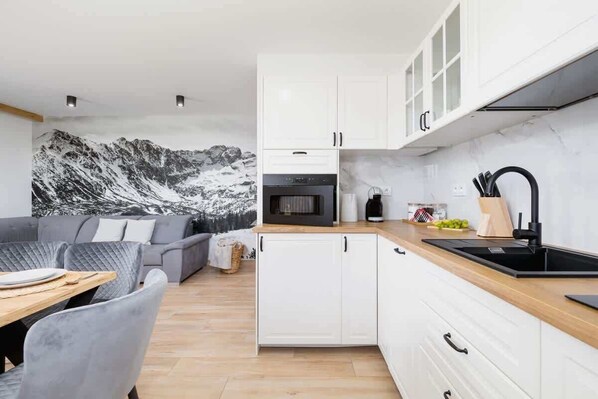 Fridge, microwave, stovetop, dishwasher