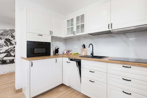 Kylskåp, mikrovågsugn, spishäll och diskmaskin