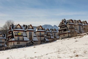 Exterior - Mountain Apartment in Zakopane | Balcony and Parking (Zakopane)