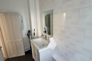 Shower, towels