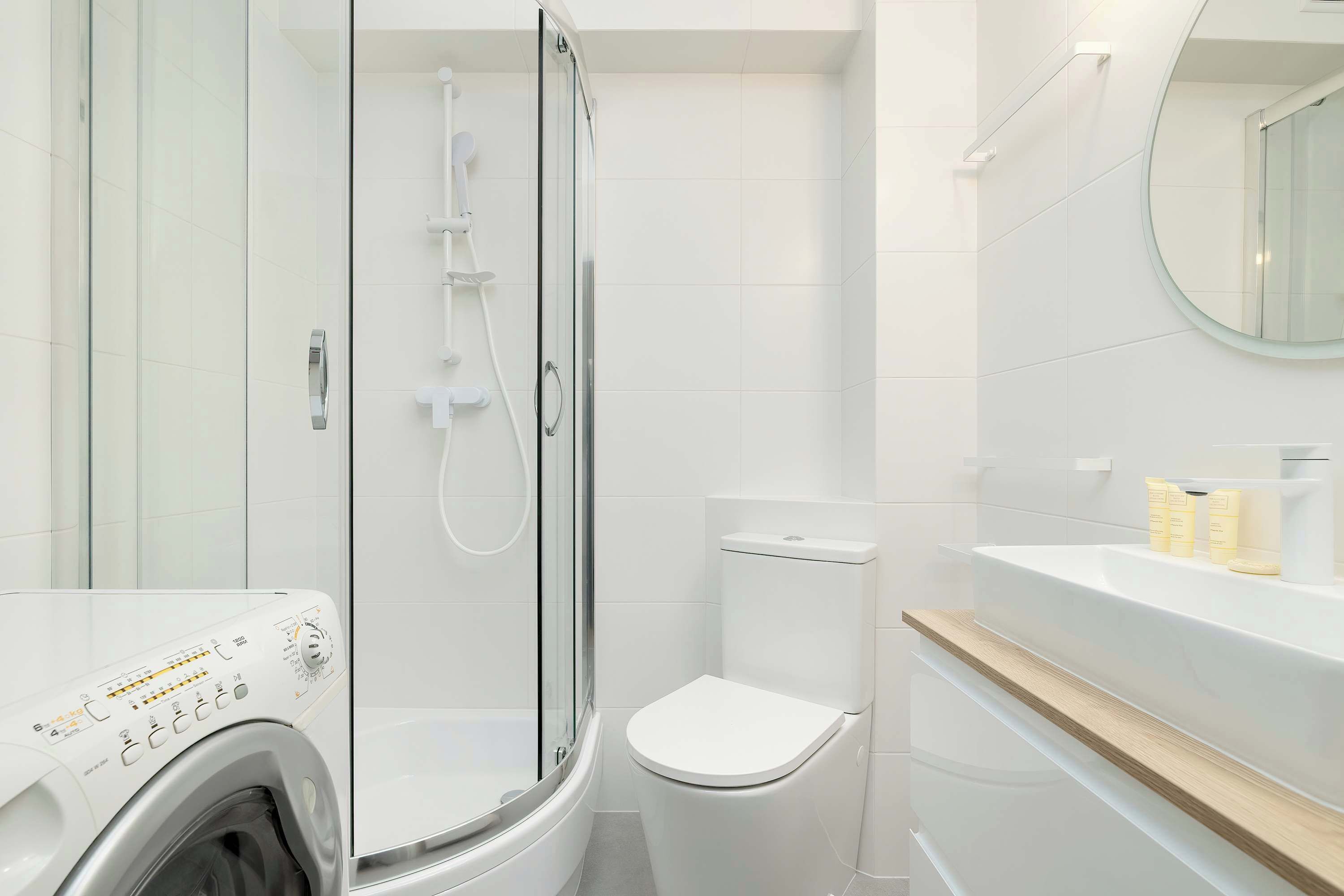 Shower, hair dryer, towels, shampoo