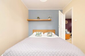 2 bedrooms, desk, iron/ironing board, WiFi