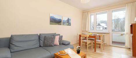 Una televisión, una oficina