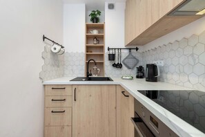 Fridge, oven, stovetop, dishwasher