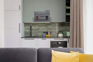 冰箱、微波炉、烤箱、炉灶