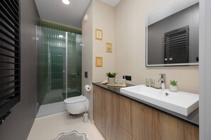 Shower, hair dryer, towels, shampoo - Stylish Apartment in Mokotow | Air Conditioning and Parking (Warszawa)