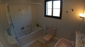 Secadora de cabello, toallas, jabón, papel de baño