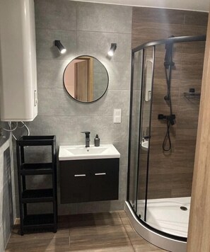 Dusche, Haartrockner, Handtücher, Seife