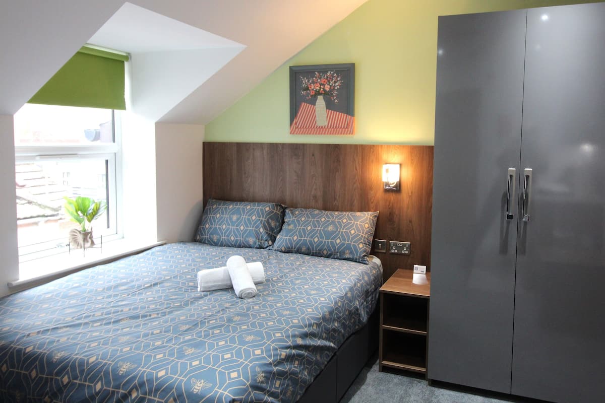 Rúmföt af bestu gerð, dúnsængur, skrifborð, vinnuaðstaða fyrir fartölvur