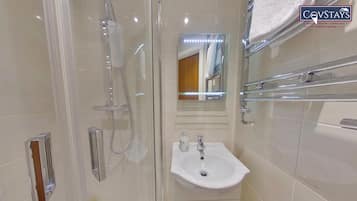 Superior Studio | Bathroom | Shower, rainfall showerhead, hair dryer, towels