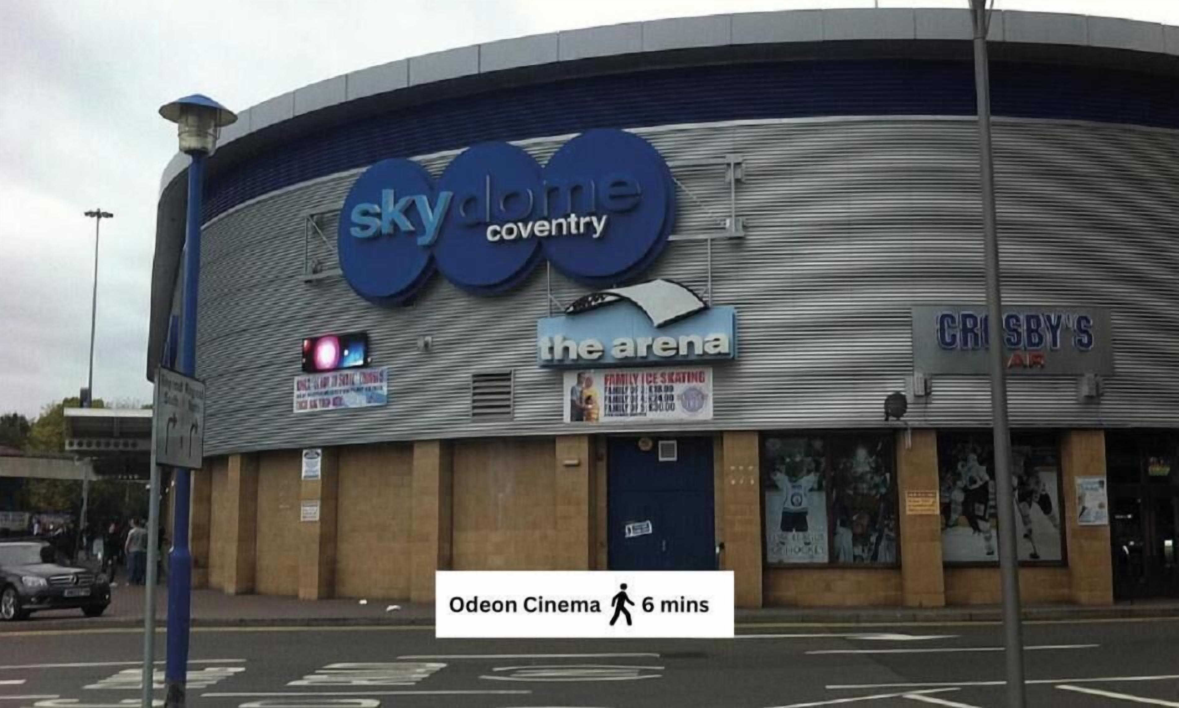 En byggnad med skyltar som visar texten ”Skyline Coventry” och ”The Arena”.