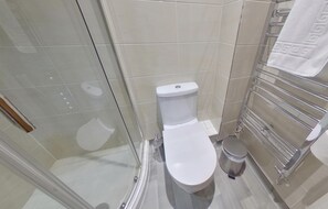 Studio Superior | Kamar mandi | Shower, handuk, sabun, dan sampo
