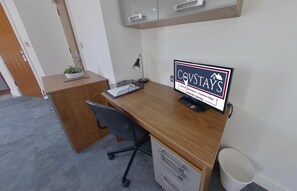 Studio Superior | Meja kerja, ruang kerja ramah laptop, dan setrika/meja setrika