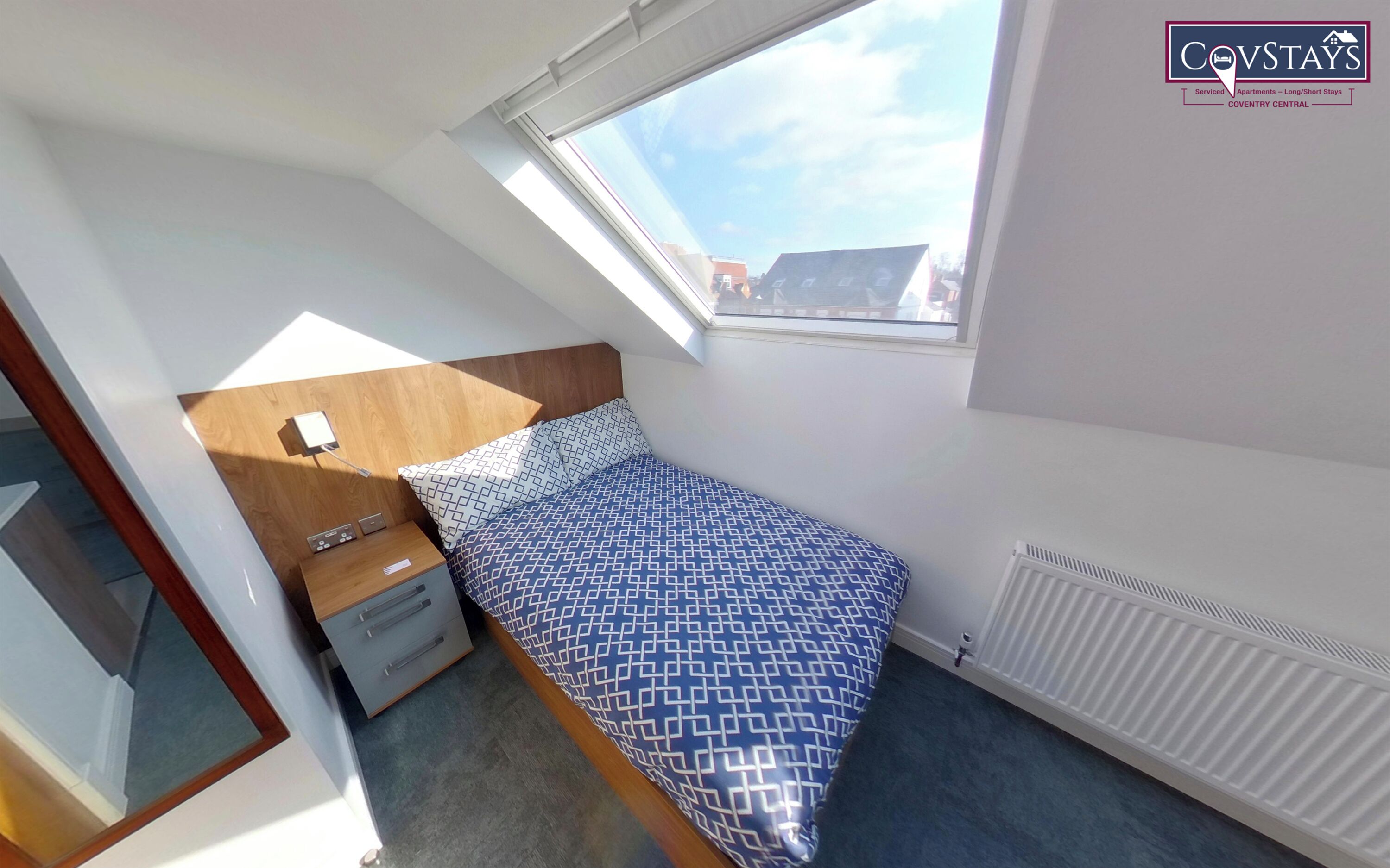 尊贵开间 | 高档床上用品、羽绒被、办公桌、笔记本电脑工作区