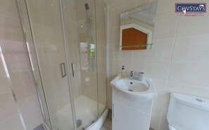 Superior Studio | Bathroom | Shower, rainfall showerhead, hair dryer, towels - Victoria House by CovStays (Coventry)