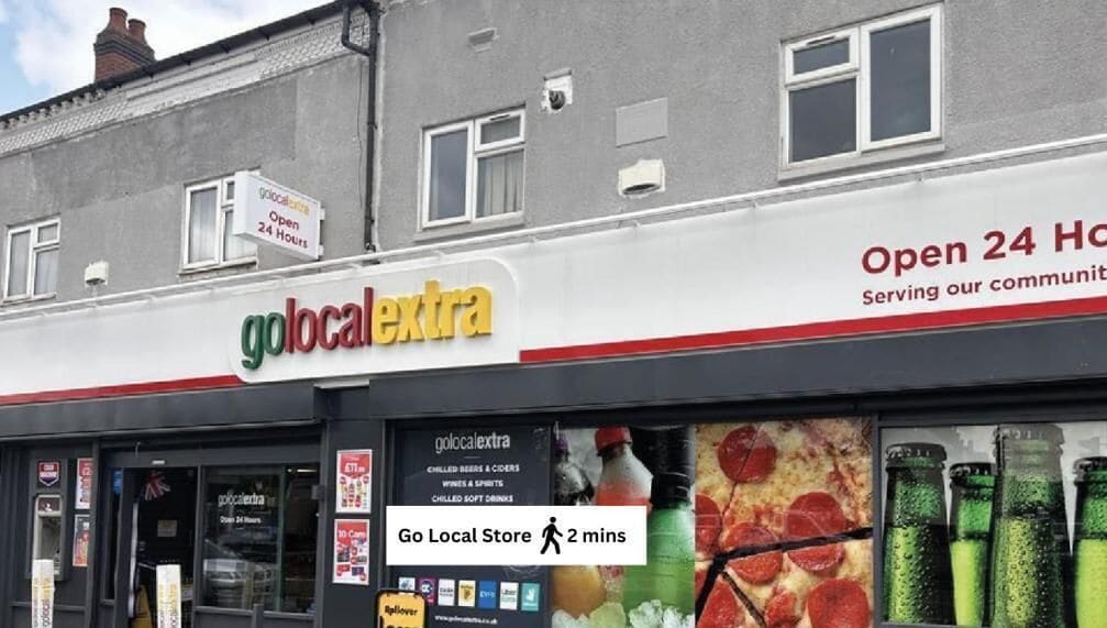 En butiksfacade med et skilt for 'Go Local Extra' og en meddelelse om døgnåben.