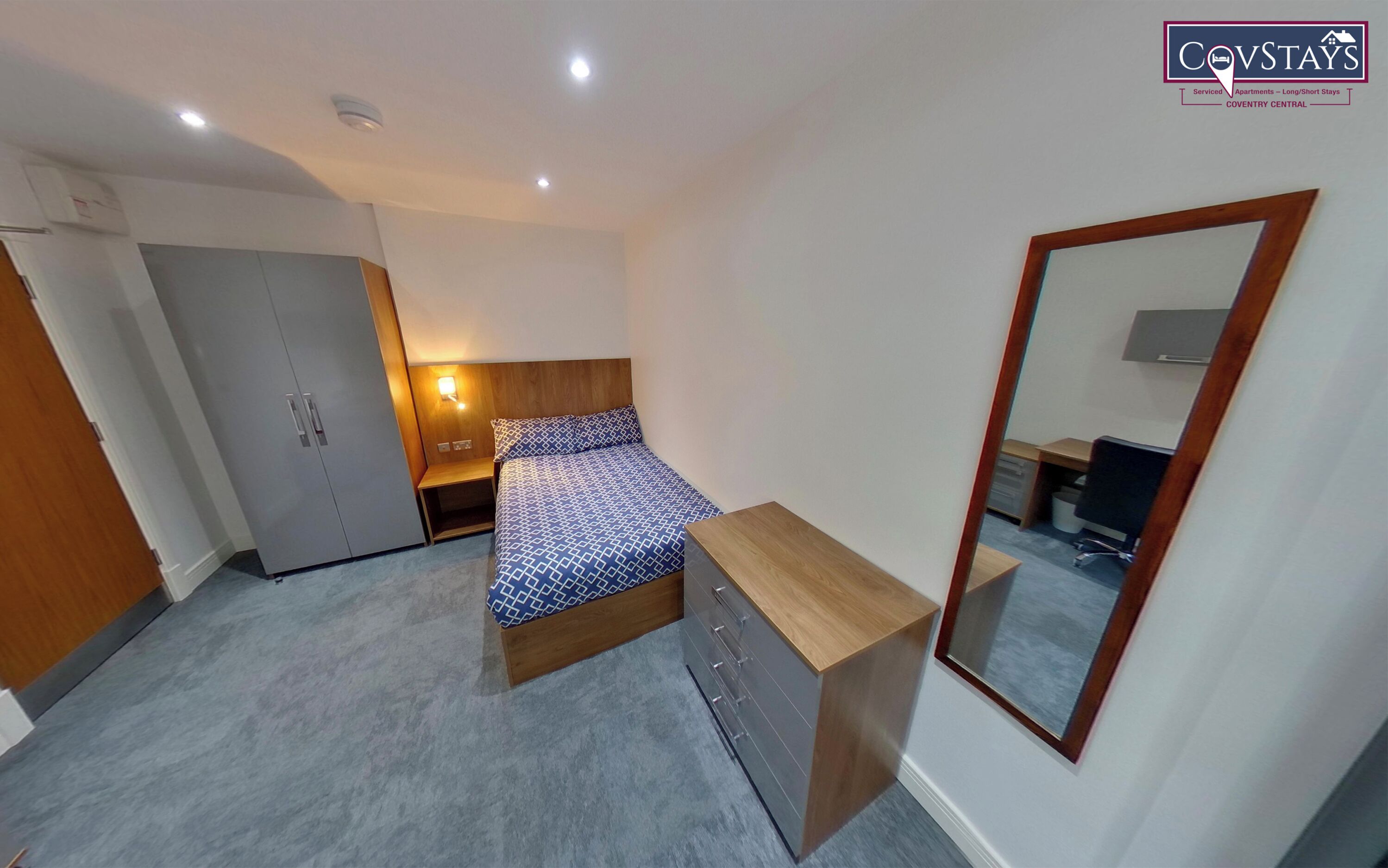 高级开间 | 高档床上用品、羽绒被、办公桌、笔记本电脑工作区