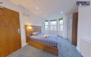 Premium bedding, down comforters, desk, laptop workspace - Victoria House by CovStays (Coventry)