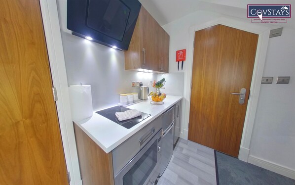 Superior Studio | Private kitchen | Fridge, microwave, oven, stovetop - Victoria House by CovStays (Coventry)