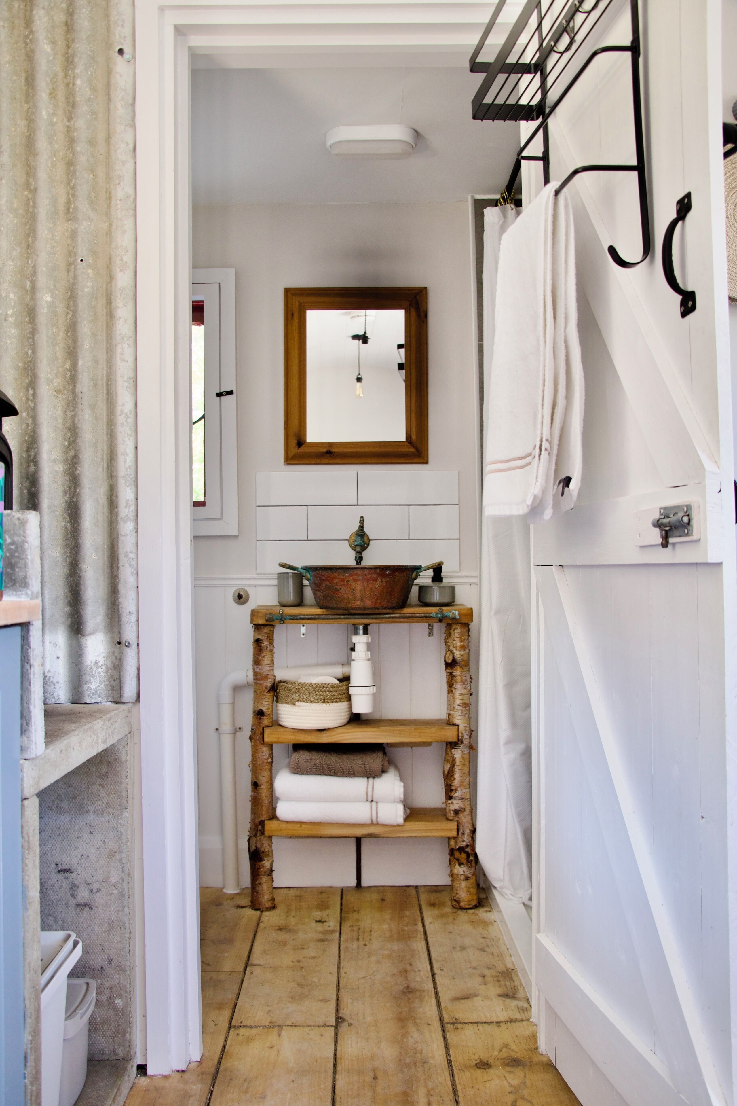 Dusj, hårføner, håndklær og toalettpapir