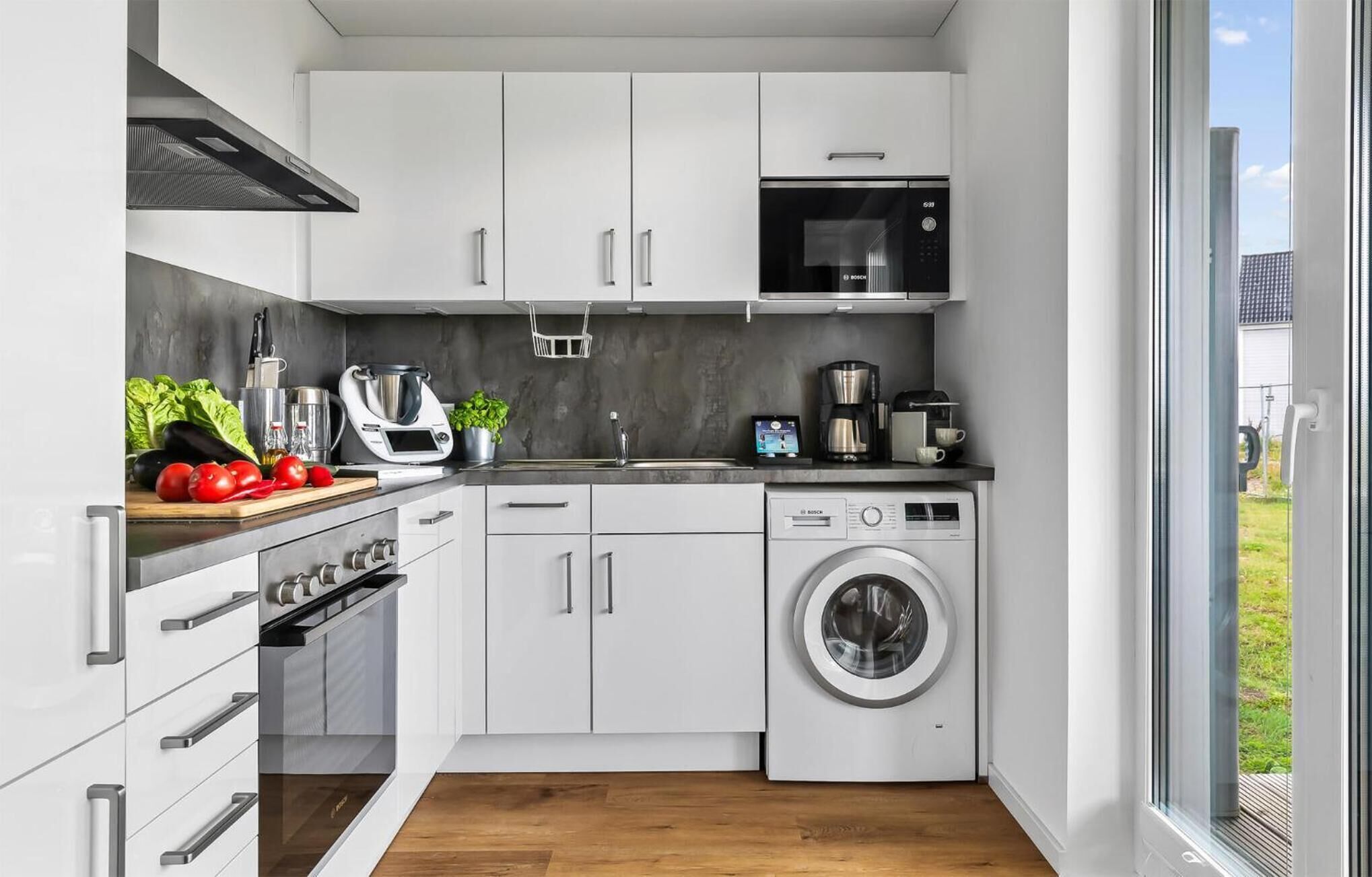 Køleskab, mikrobølgeovn, ovn, kogeplade