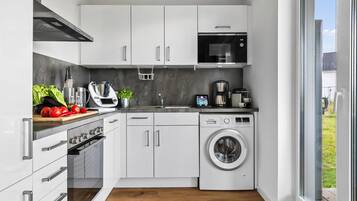 Kjøleskap, mikrobølgeovn, ovn og kokeplater