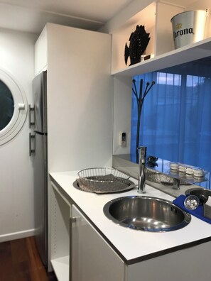 Frigorífico, microondas, placa de cocina y cafetera o tetera