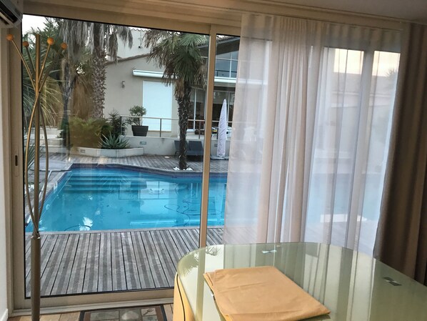 Una piscina al aire libre