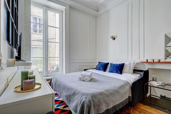 City Apartment, 1 Double Bed with Sofa bed, Non Smoking, Courtyard View | Living area